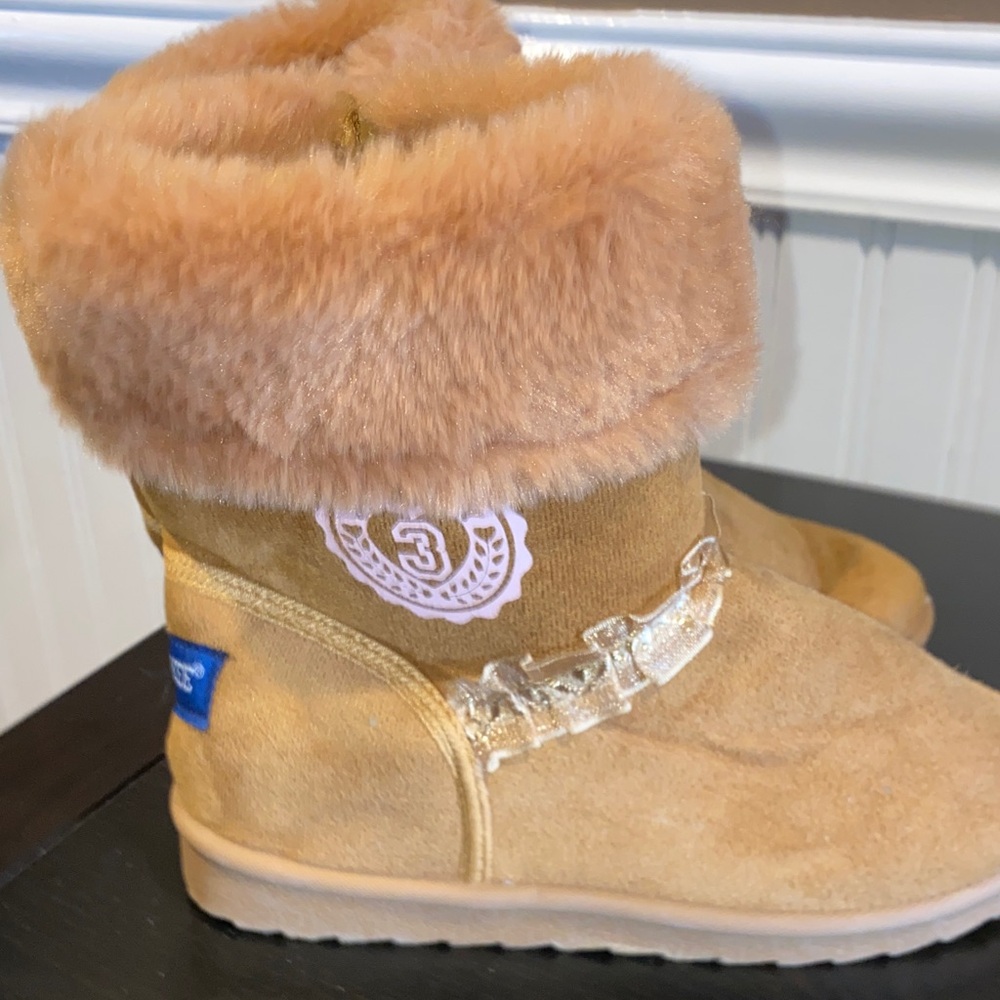 Cherokee Seventy Chestnut Tan Faux Fur Short Boot with Gold Ribbon Accent size 1